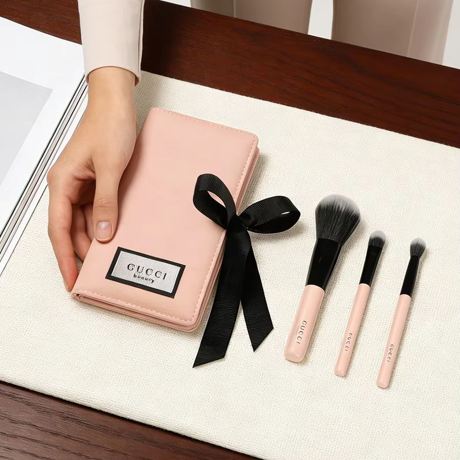 مجموعة فرش مكياج من جوتشي، فرش - مراجعة Luxury Skincare Set وسعره